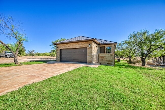 Building Photo - 302 Parallel Cir