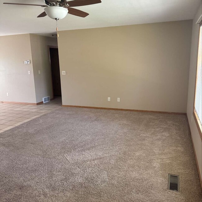 Building Photo - 4 Bedroom 2 Bathroom Home