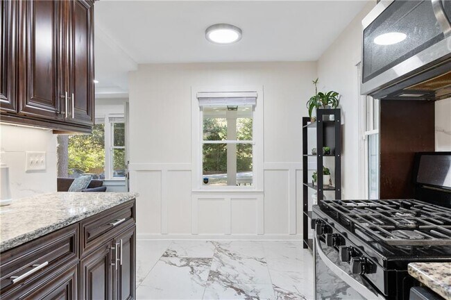 Building Photo - 1290 Glen Forest Way