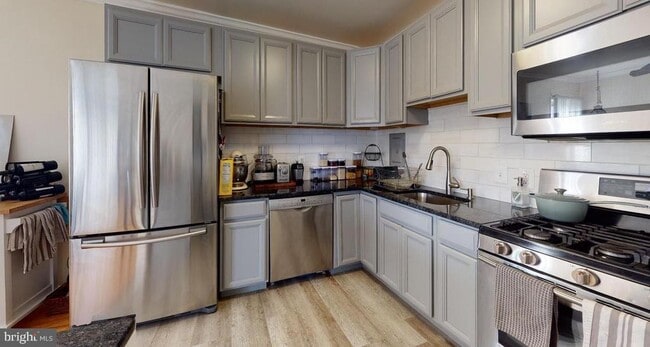 Building Photo - 31 Canterbury Square