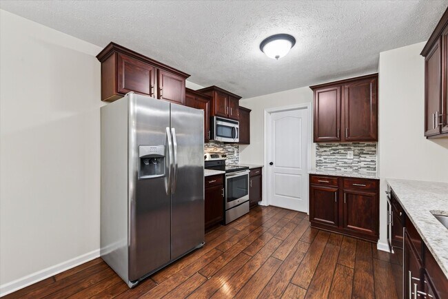 Building Photo - 566 Falkland Cir