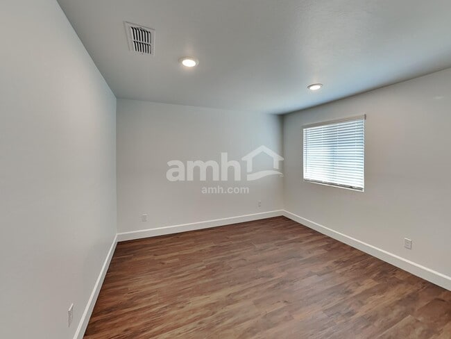 Building Photo - 17109 W Lawrence Ln