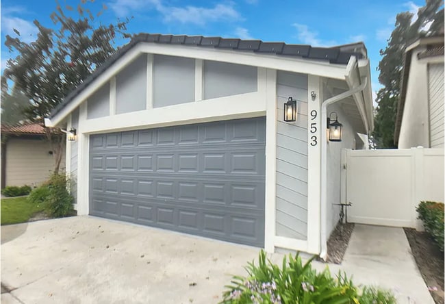Building Photo - 953 S Ridgecrest Cir