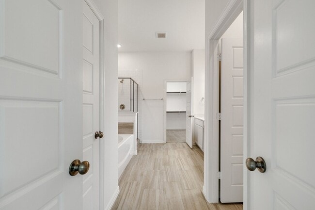 Building Photo - 3100 Greenbriar Dr
