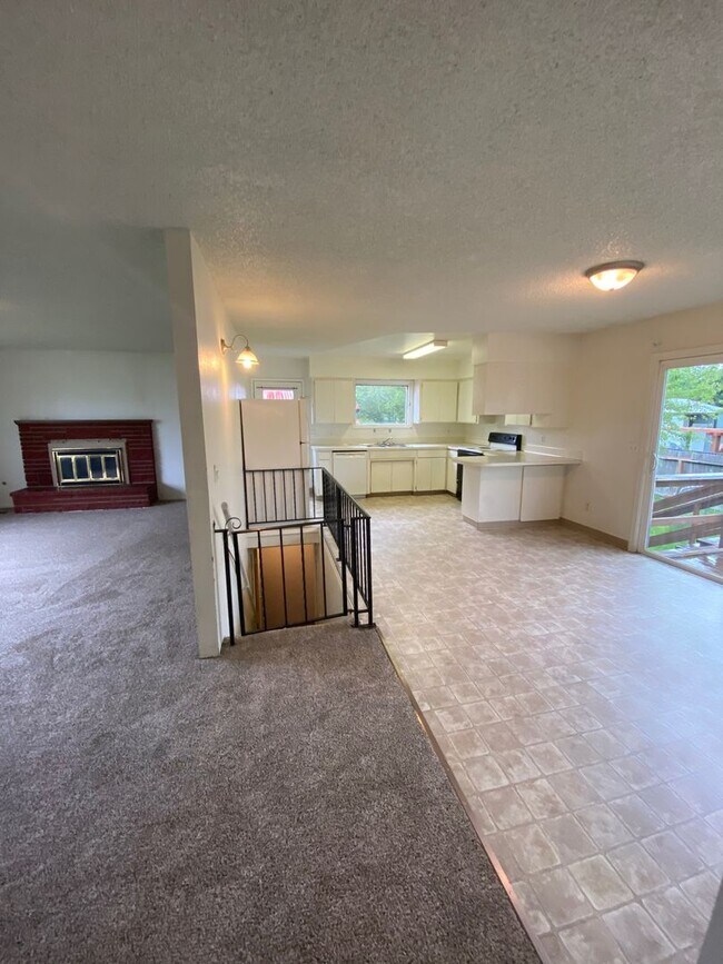 Building Photo - 4 - bedroom home close to Stateline