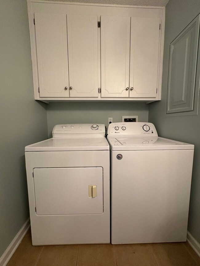 Building Photo - WAKEFIELD SUBDIVISION - Double Garage!  GRANITE COUNTERTOPS.