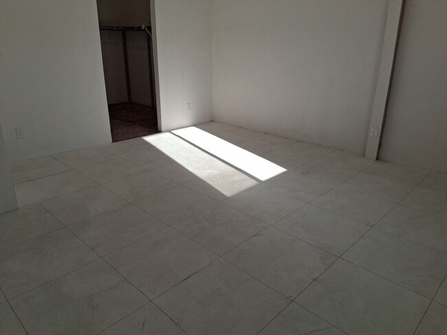 Building Photo - 4 bed, 2 bath, oversize 3 car garage for tradesmen, extra storage. tool trailers