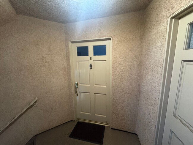 Building Photo - Spacious 3 bedroom condo