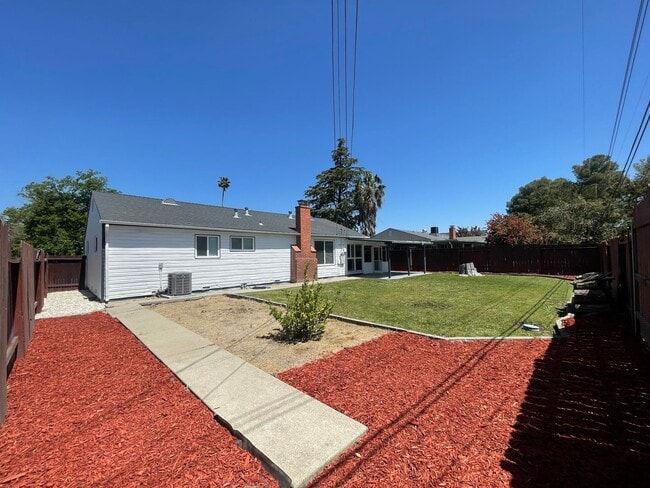 Building Photo - Beautiful Three Bedroom Two Bathroom Home