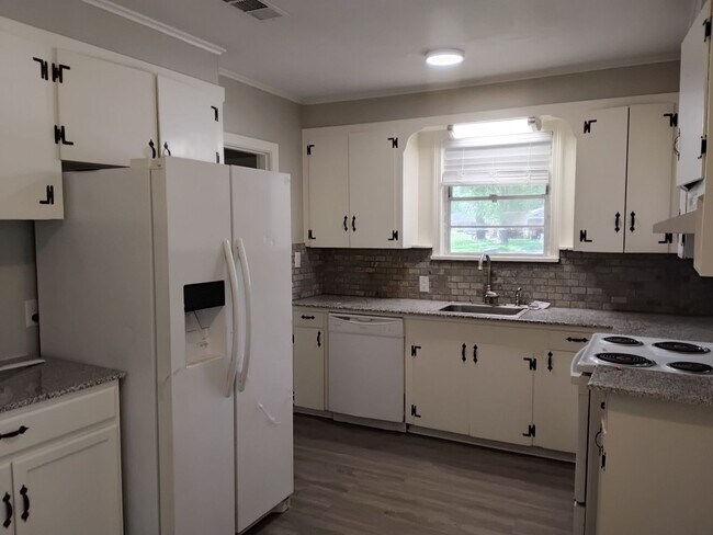 Building Photo - $500 OFF MOVE IN SPECIAL - HEART OF BROADMOOR HOME-3/1.5