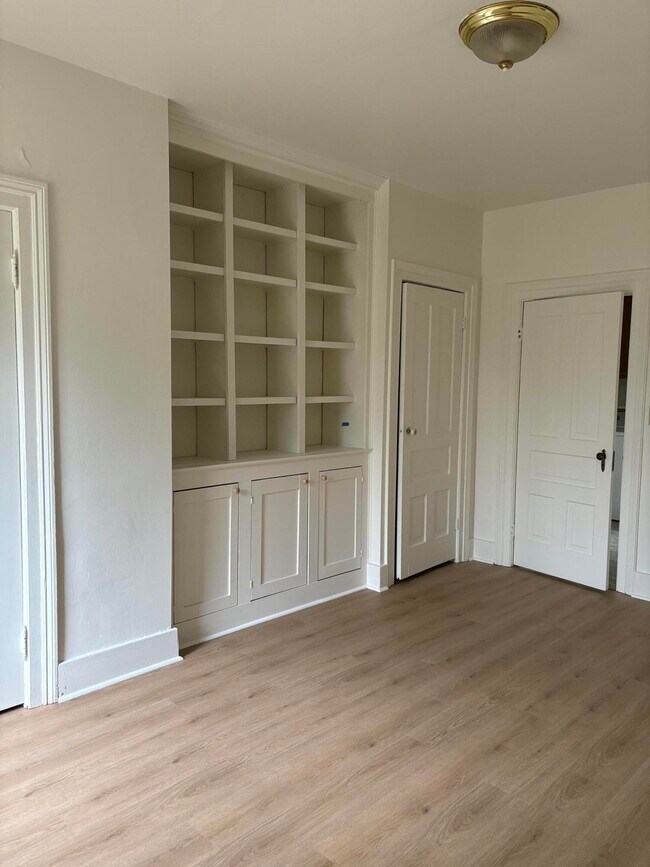 Building Photo - 201 Oak St