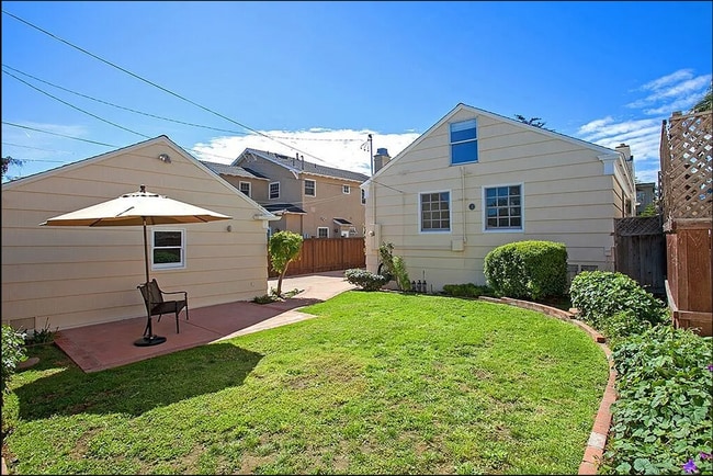 Building Photo - Adorable Loma Portal Bungalow with Fenced ...