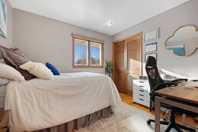 Building Photo - Gorgeous 3 Bedroom In Saint Anthony Village - Dogs Welcome!