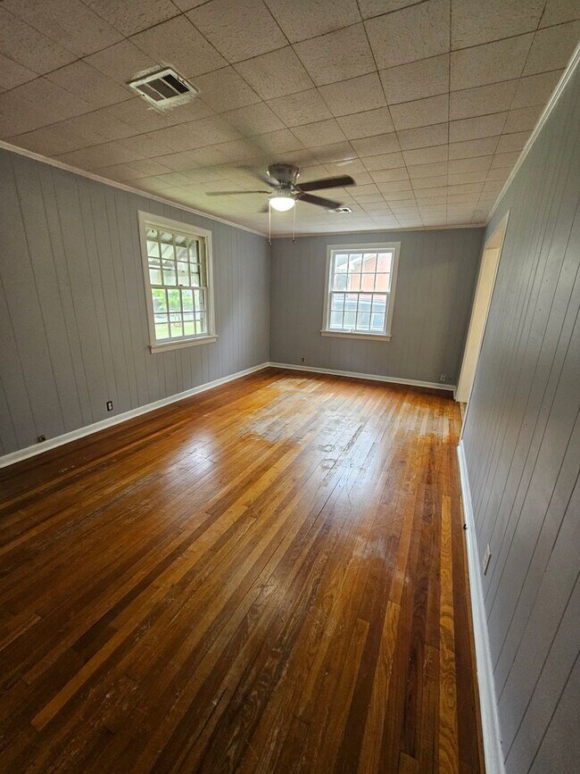 Building Photo - Home in Malvern