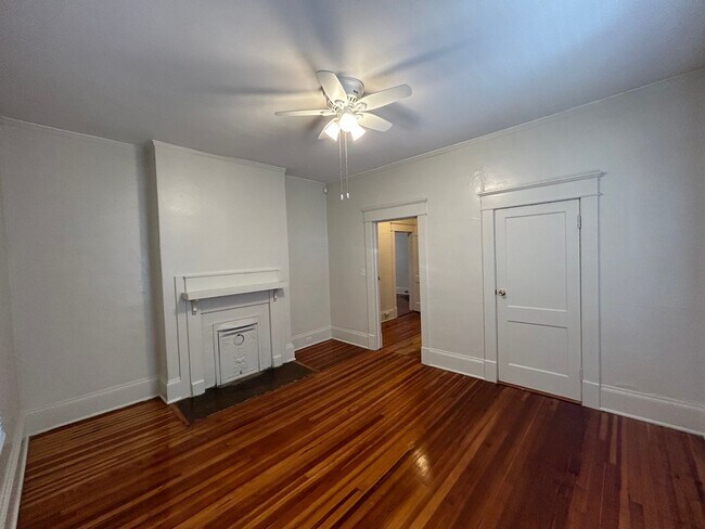 Building Photo - 1308 W Chapel Hill St