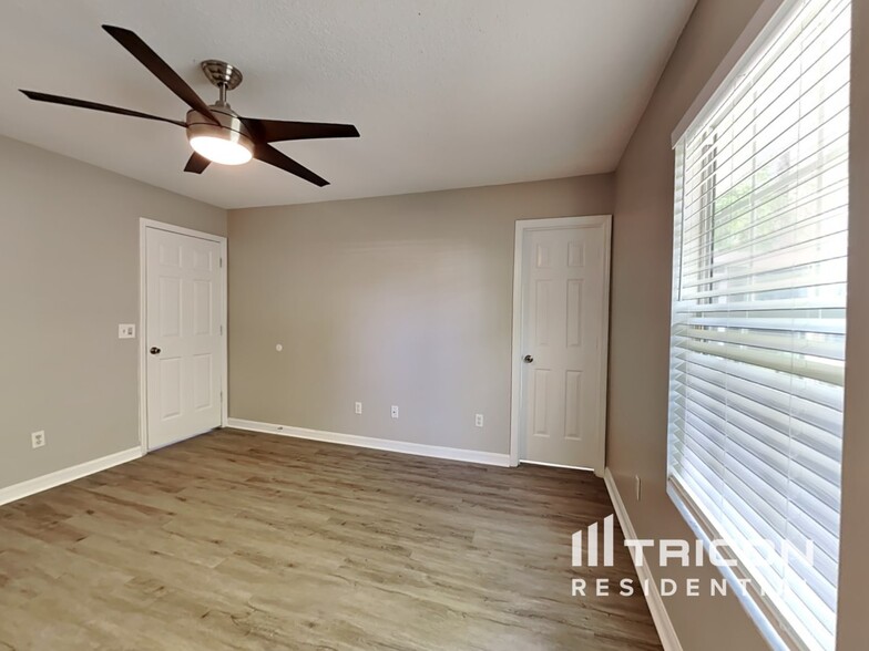 Building Photo - 1303 Eisenhower Dr