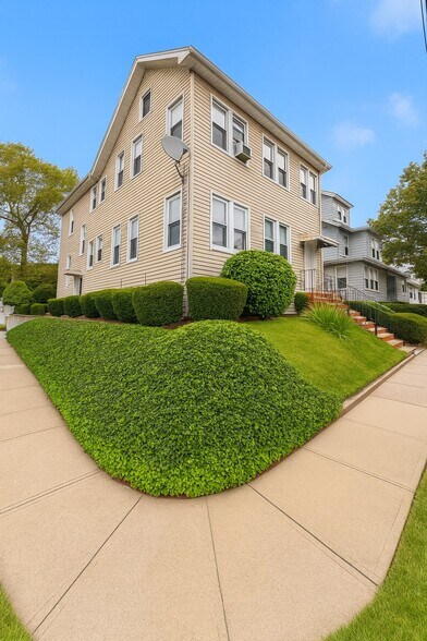 EXTERIOR SIDE VIEW - 33 Jefferson Ave
