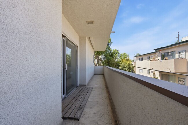 Building Photo - 853 S Le Doux Rd