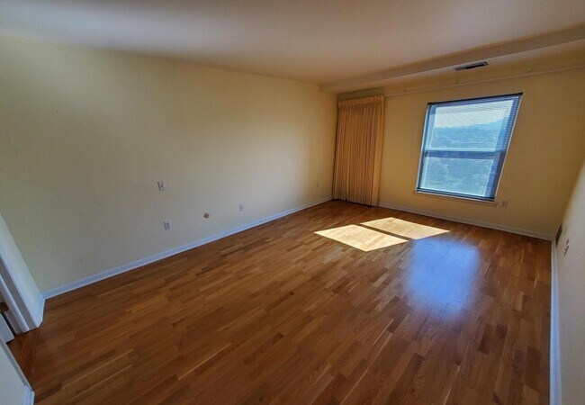 Building Photo - 1375 Pershing Blvd