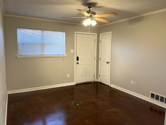 Building Photo - Cute 2/1 Duplex in Great Location!