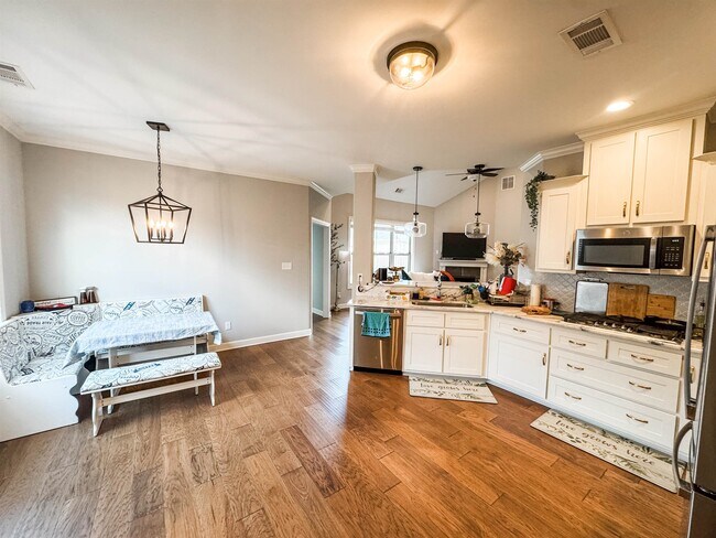 Building Photo - 512 Dogwood Valley Dr