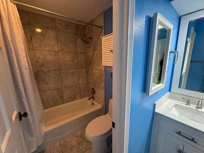Building Photo - 3BD/2BA HOME w/ attached garage near USD/C...