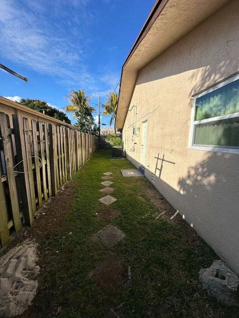 Building Photo - 3291 SW 4th St