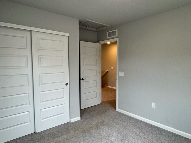 Building Photo - 10848 Hayloft St