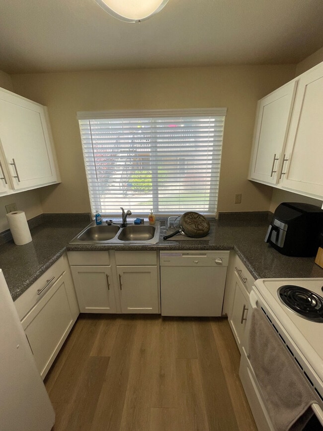 Building Photo - 604 N Columbia Center Blvd