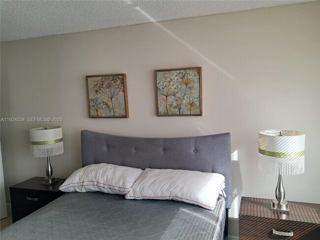 Building Photo - 301 Golden Isles Dr