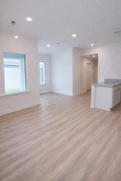 Building Photo - 1206 E St Charles St