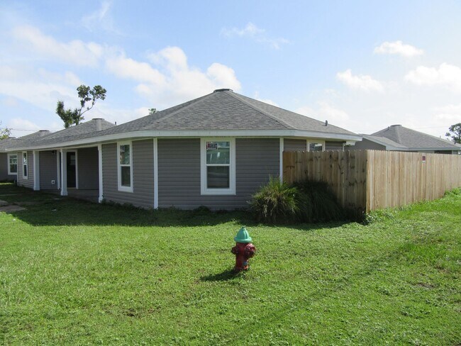 Primary Photo - 1300 Grace Ave