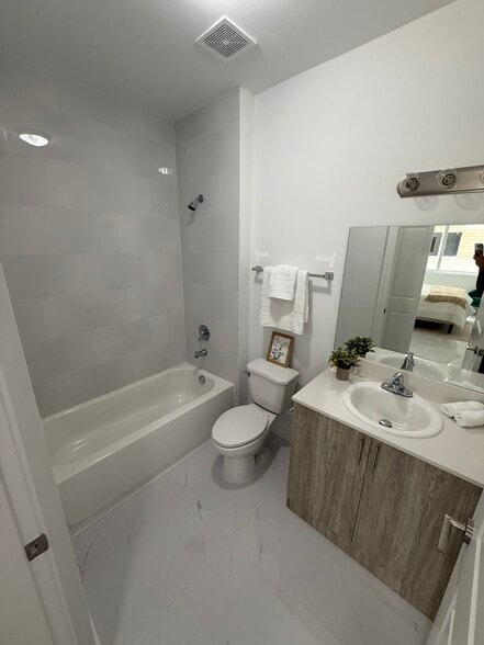 Building Photo - 810 SW 71st Ave