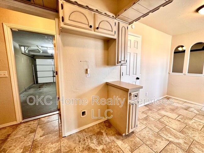 Building Photo - 401 S Bouziden Dr