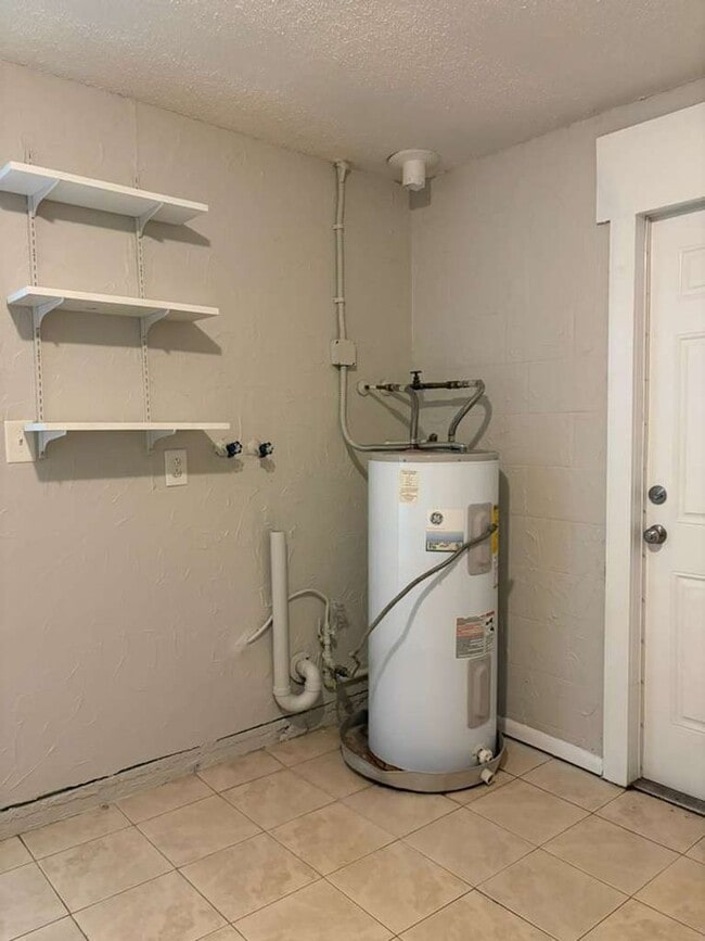 Building Photo - Gulfpfort Home With A Bonus Room