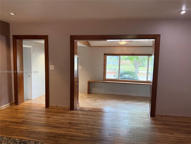 Building Photo - 612 SW 11th Ct