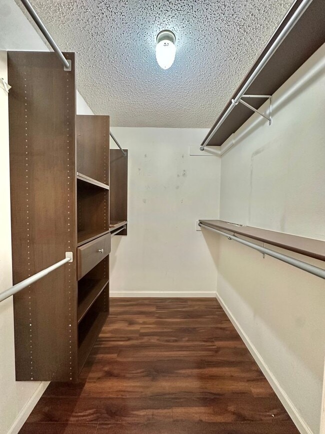 Building Photo - Move in Ready... Charming Home In The Bluf...