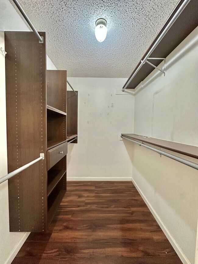 Building Photo - NOW AVAILABLE - Charming Home In The Bluffs!!