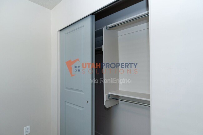 Building Photo - 1025 W 400 S