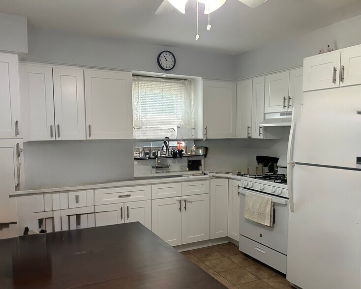 Building Photo - 985 Schopmann Dr
