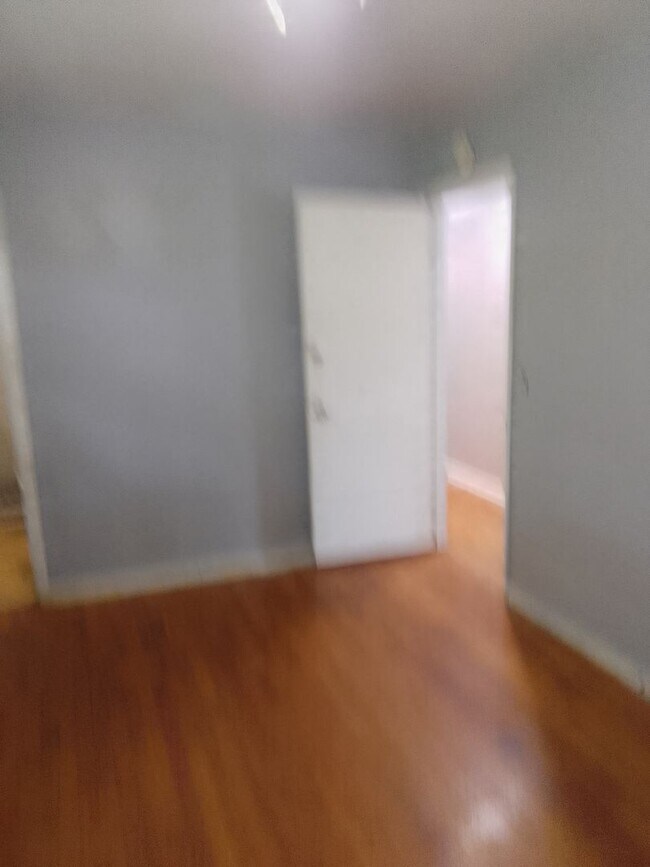 Building Photo - 3 Bedroom 2.5 Bathroom Bi-level