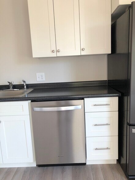 Dishwasher - 697 Putnam Pike