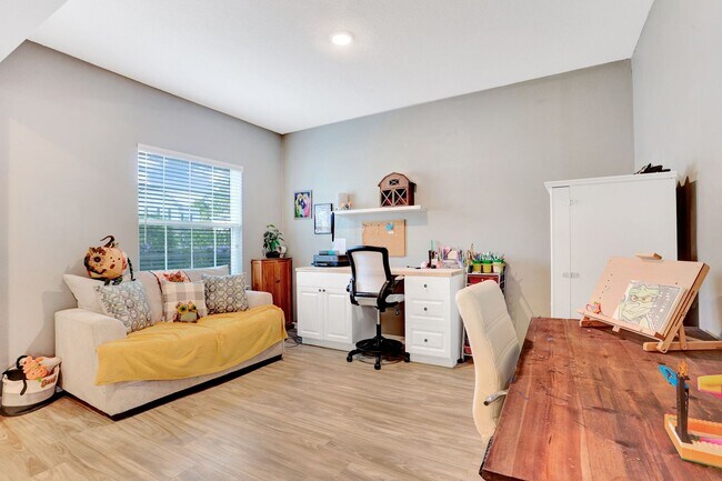 Building Photo - Gorgeous 4/3 in Newberry Corners
