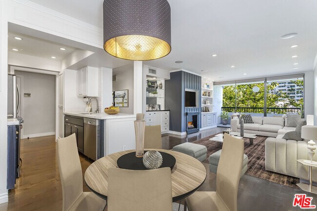 Building Photo - 906 N Doheny Dr