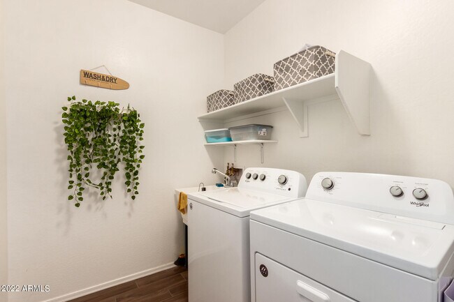 Building Photo - 1610 E Jardin Pl