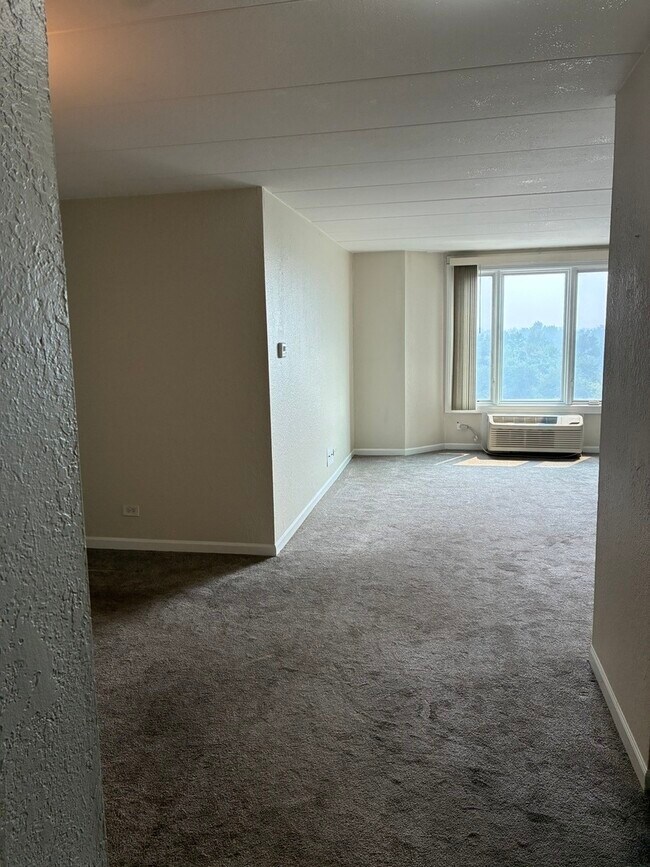 Building Photo - 1 Renaissance Pl