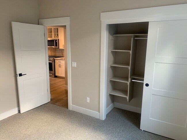 Building Photo - 3 Bed/3 Bath Modern and Luxurious Townhome in NE Bend