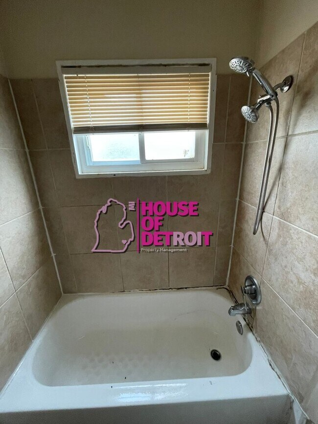 Building Photo - 3 BEDROOM | 1 BATH | FREE PRE SCREEN