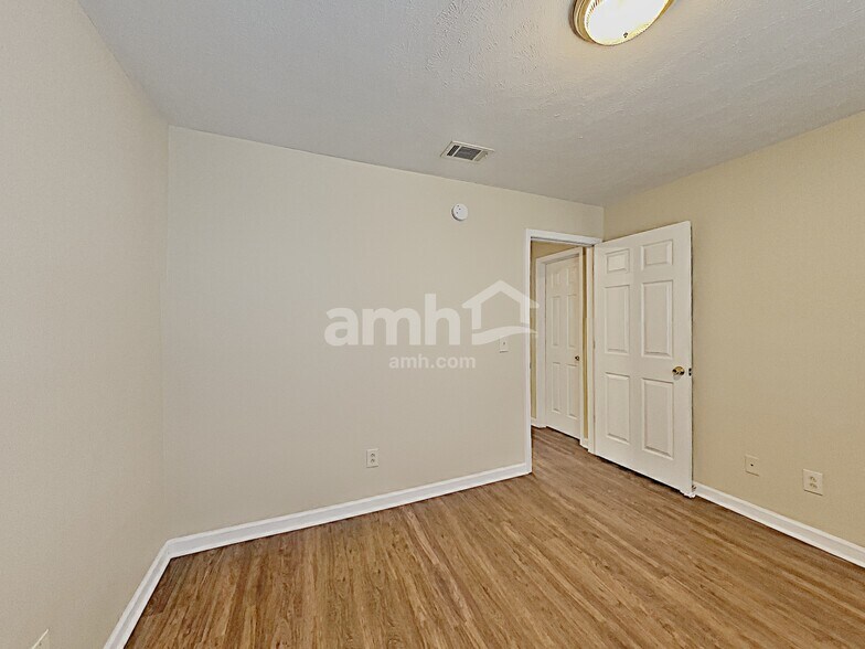 Building Photo - 1200 Larzelere Ln