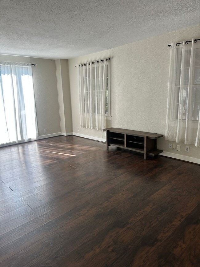 Building Photo - Large 5 Bedroom House in North Campus!